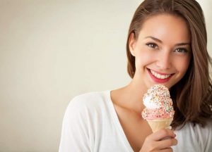 4 Coisas que amamos no verão, mas merecem atenção para não prejudicar a saúde bucal